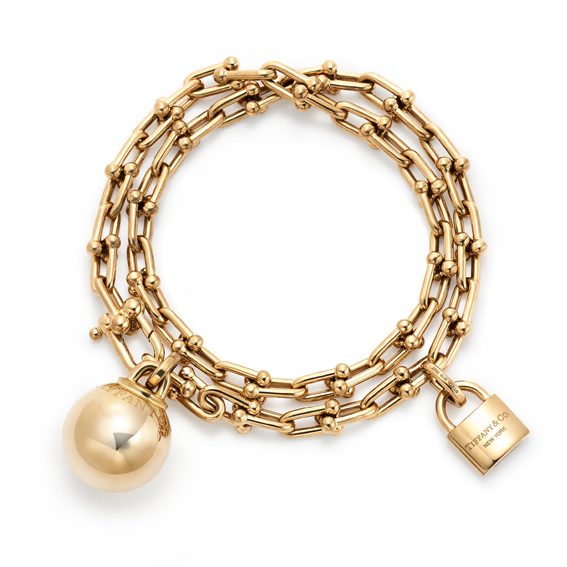 Tiffany Hard Wear系列,垂墜球形與鎖扣18K金雙圈手鍊,248,000元。